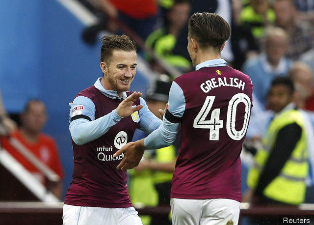 ross_mccormack_celebrates_with_jack_grealish_after_he_scores_ast_279772